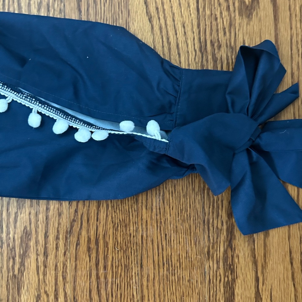 Navy Blue “cold shoulder” Blouse with White and tan floral Pattern. NWT size L - Picture 4 of 5